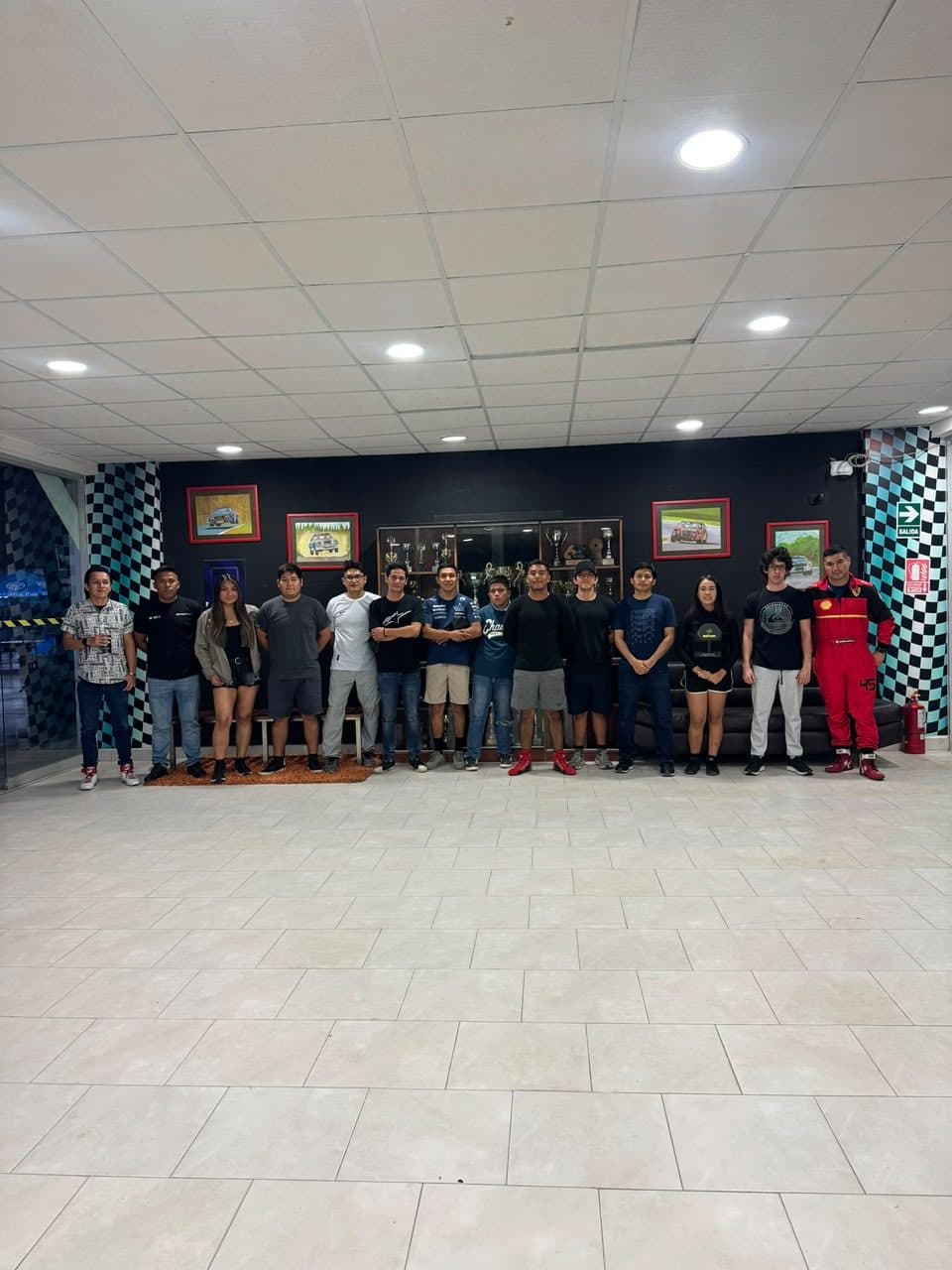 Grupo en el salón de eventos